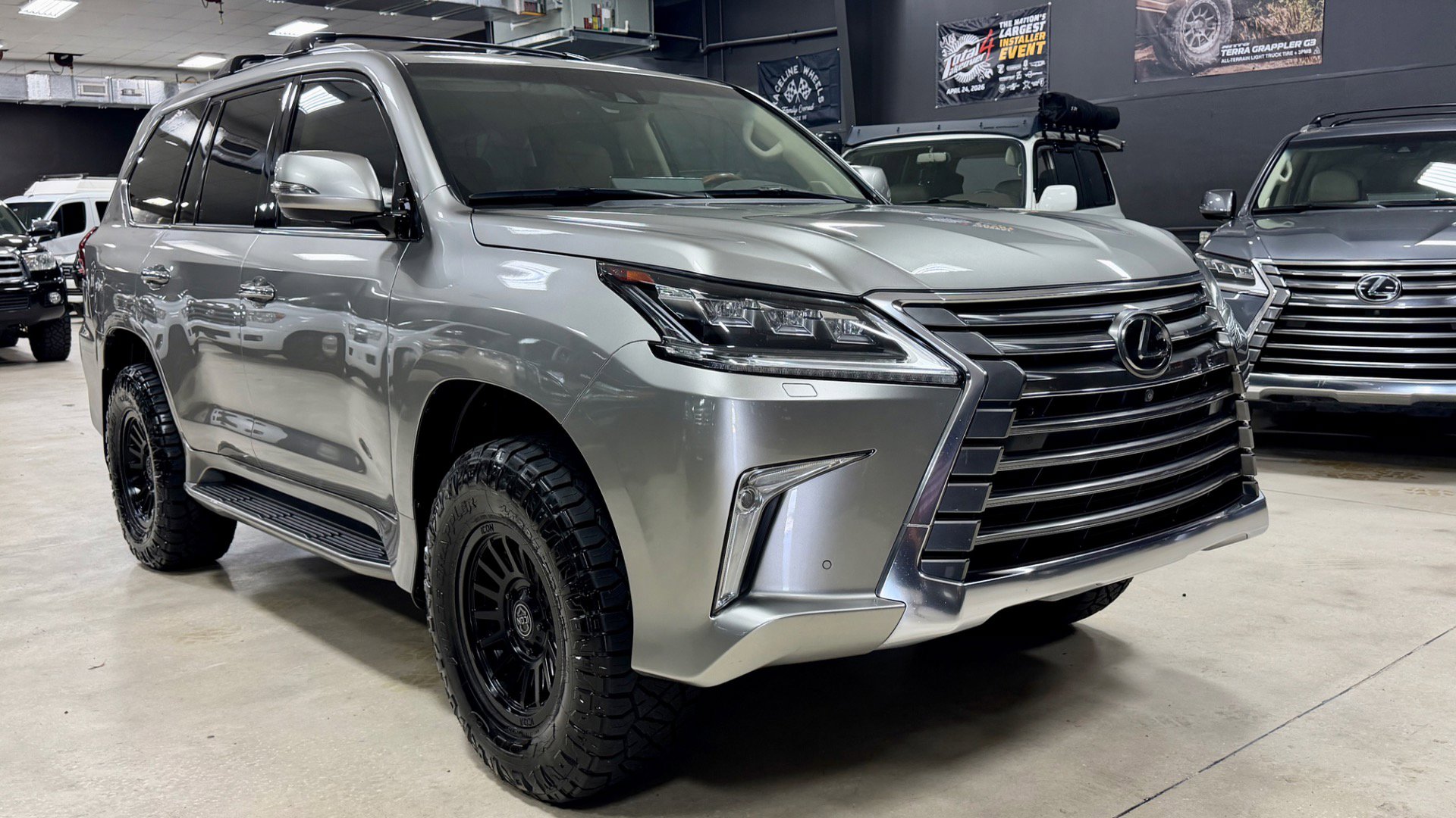 Used 2018 Lexus LX 570 4WD w/ Luxury Package image 4