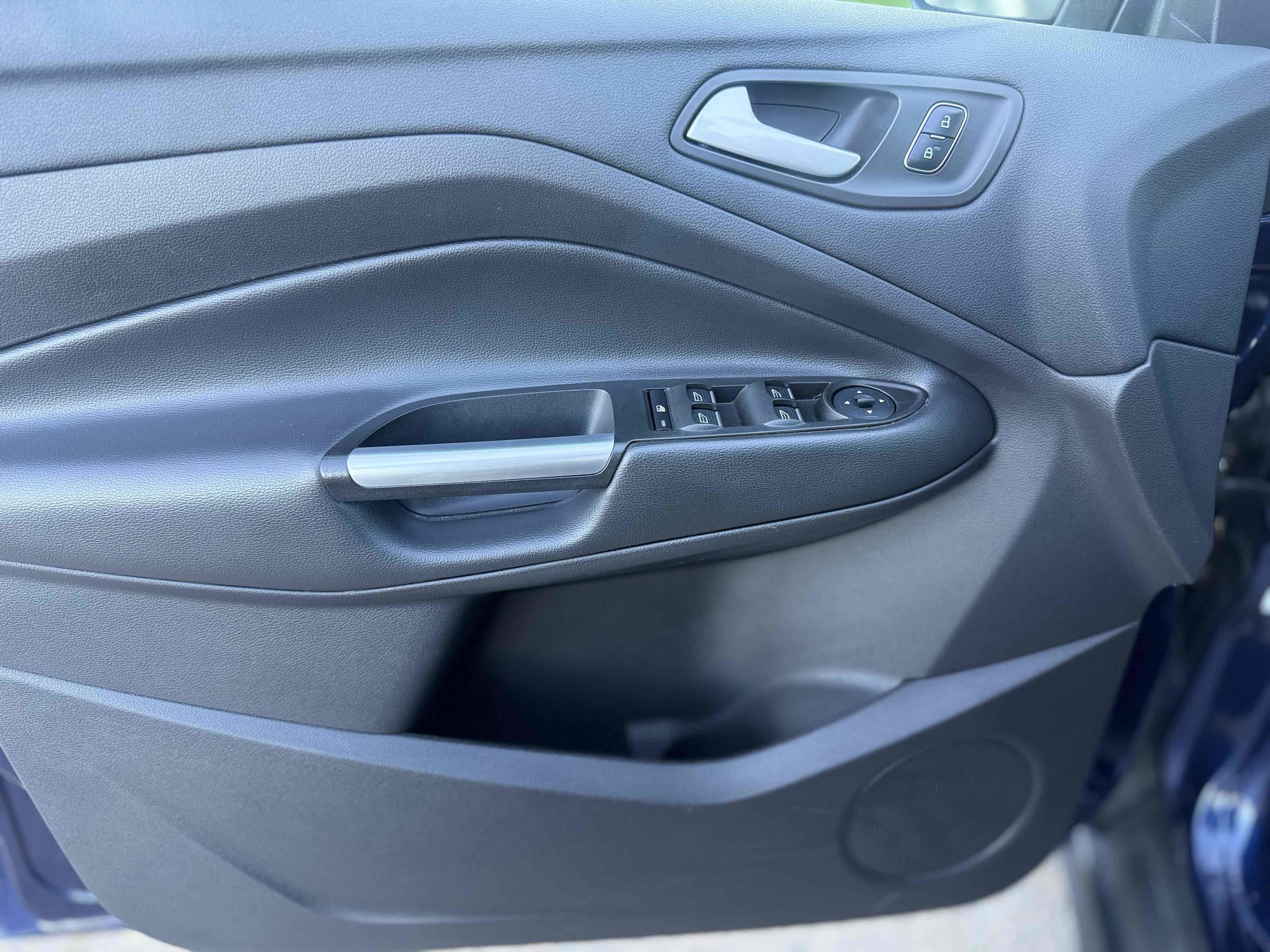 Used 2017 Ford C-MAX Energi Titanium FWD image 26