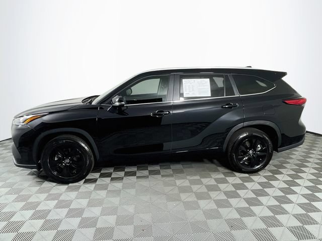 Used 2023 Toyota Highlander Bronze Edition FWD image 5