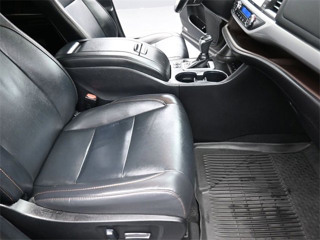 Used 2019 Toyota Highlander XLE image 28