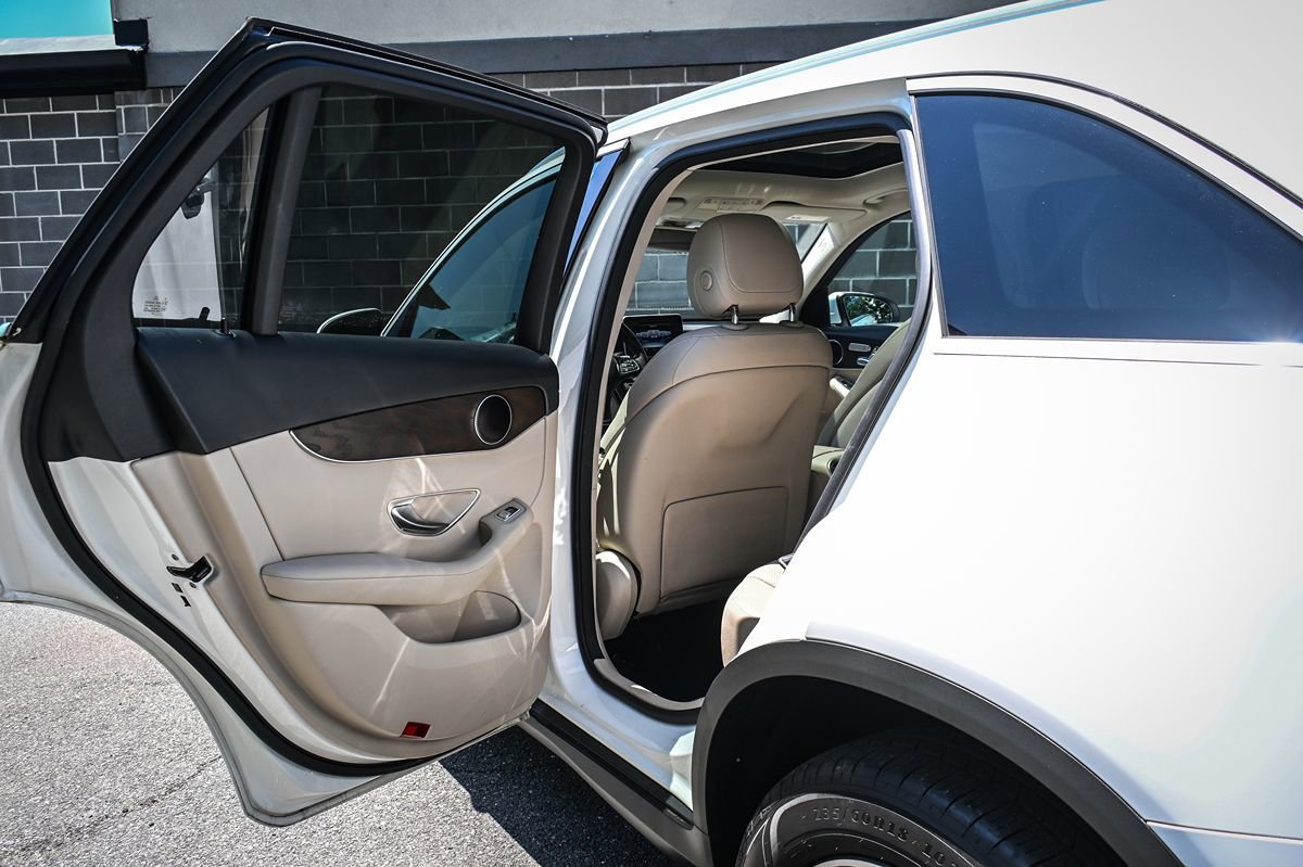 Used 2019 Mercedes-Benz GLC 300 4MATIC w/ Premium Package image 12