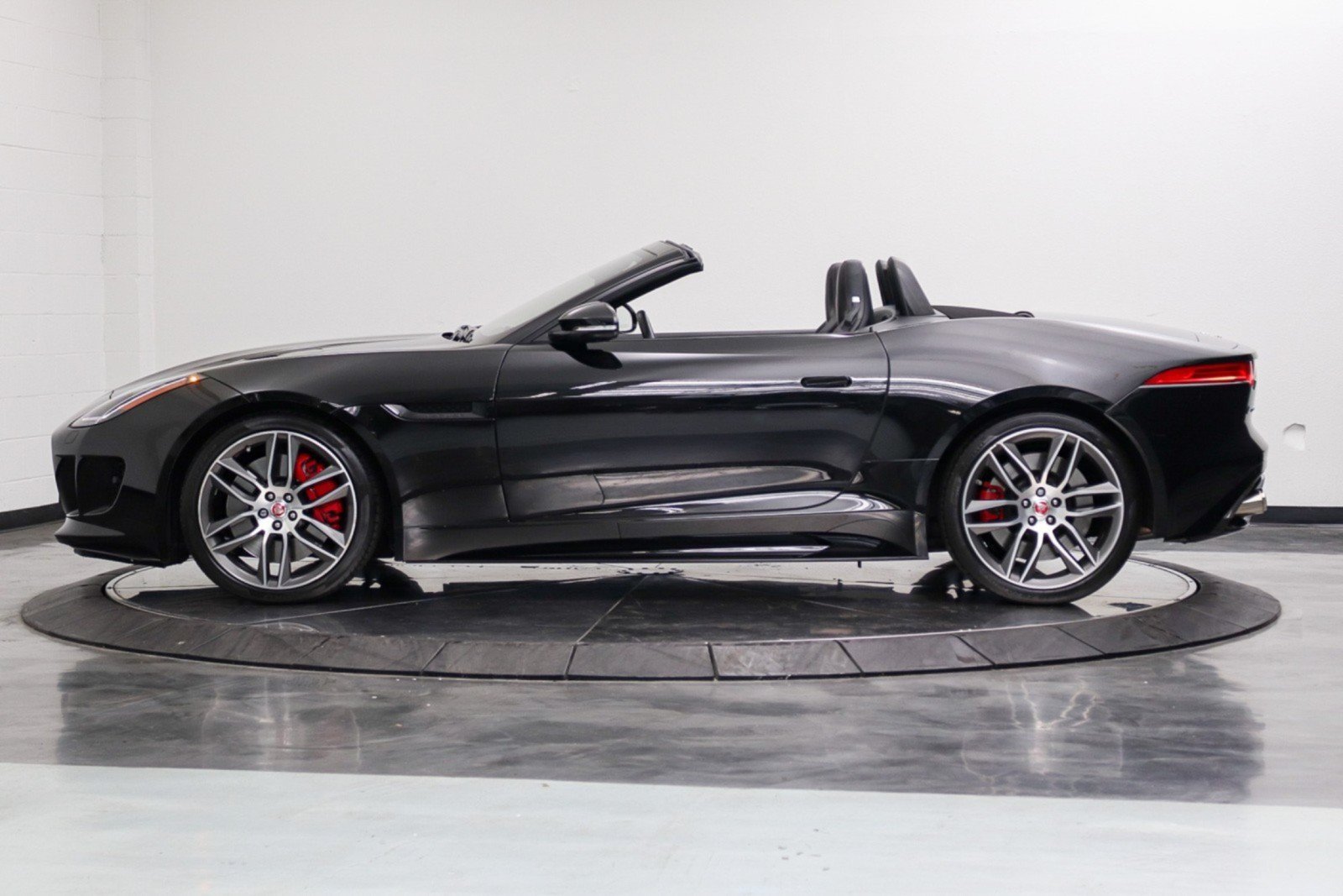 Used 2017 Jaguar F-TYPE R AWD/4WD image 10