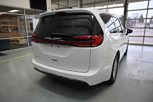 Used 2024 Chrysler Pacifica Touring-L FWD image 5