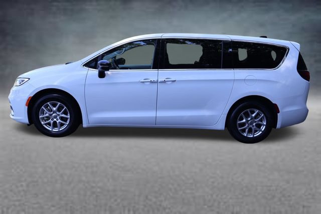 Used 2024 Chrysler Pacifica Touring-L FWD image 4