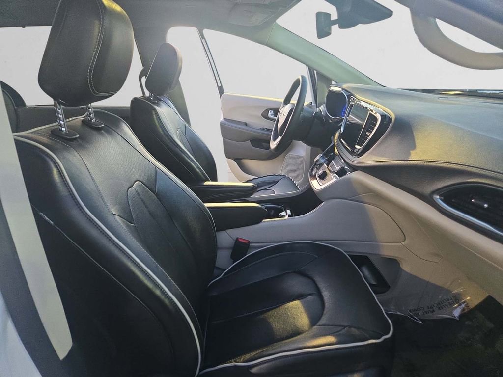 Used 2023 Chrysler Pacifica Limited image 16