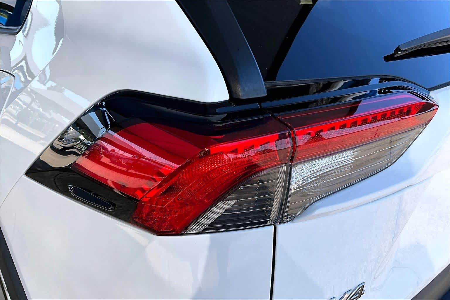 Used 2021 Toyota RAV4 LE AWD/4WD image 29