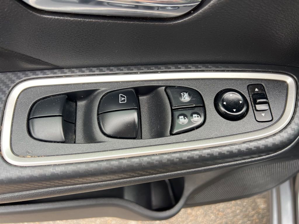 Used 2022 Nissan Versa SR image 21