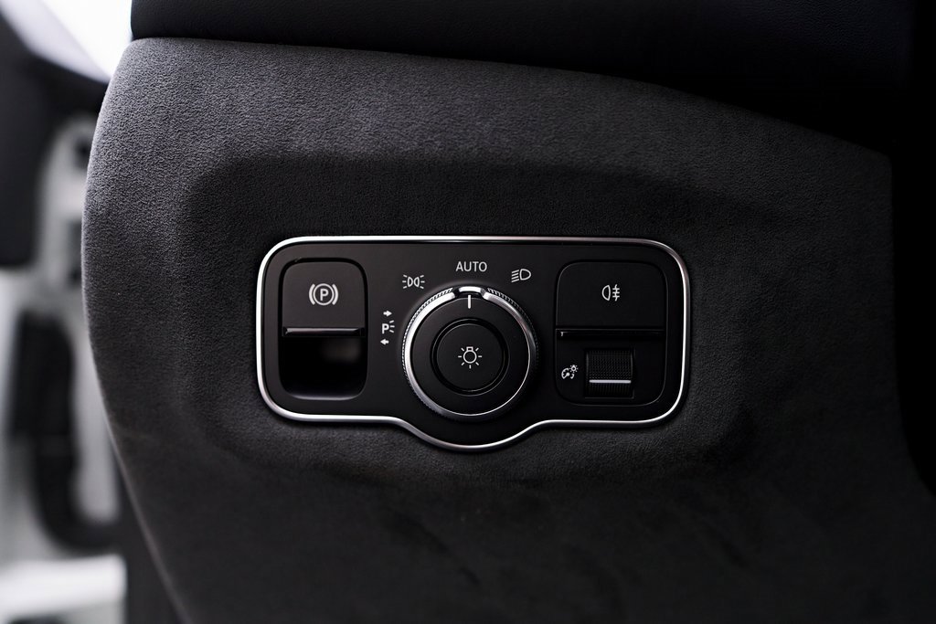 Used 2023 Aston Martin V8 Vantage Roadster image 54