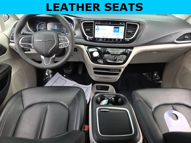 Used 2024 Chrysler Pacifica Select image 2