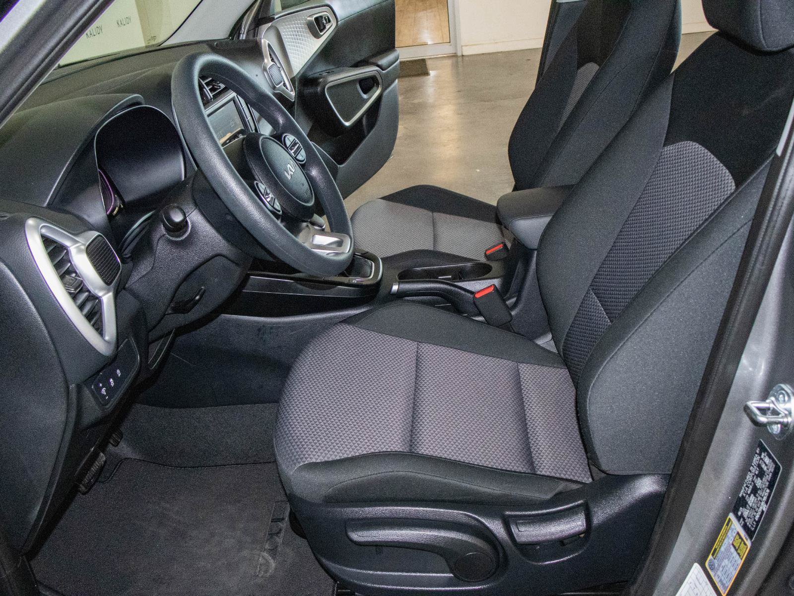 Used 2025 Kia Soul LX w/ LX Technology Package FWD image 7
