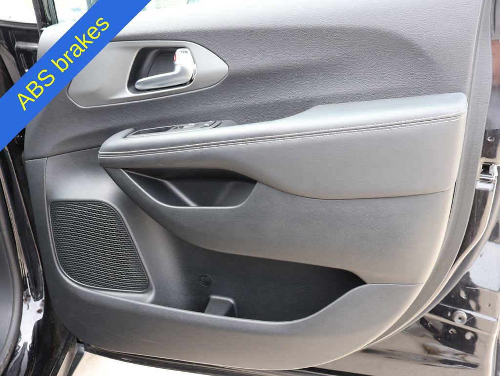 Used 2025 Chrysler Pacifica Select FWD image 8