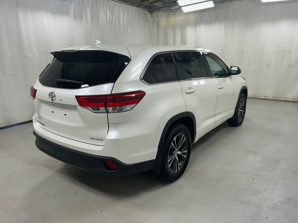 Used 2018 Toyota Highlander Plus AWD/4WD image 4