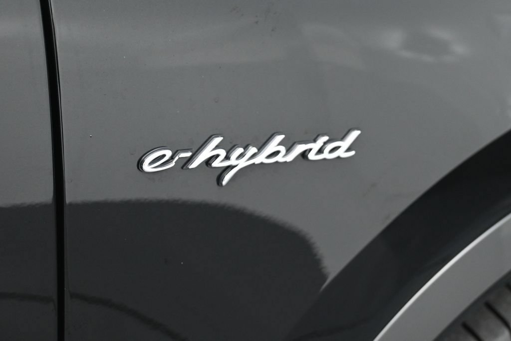 Certified 2023 Porsche Cayenne Turbo S AWD/4WD image 24