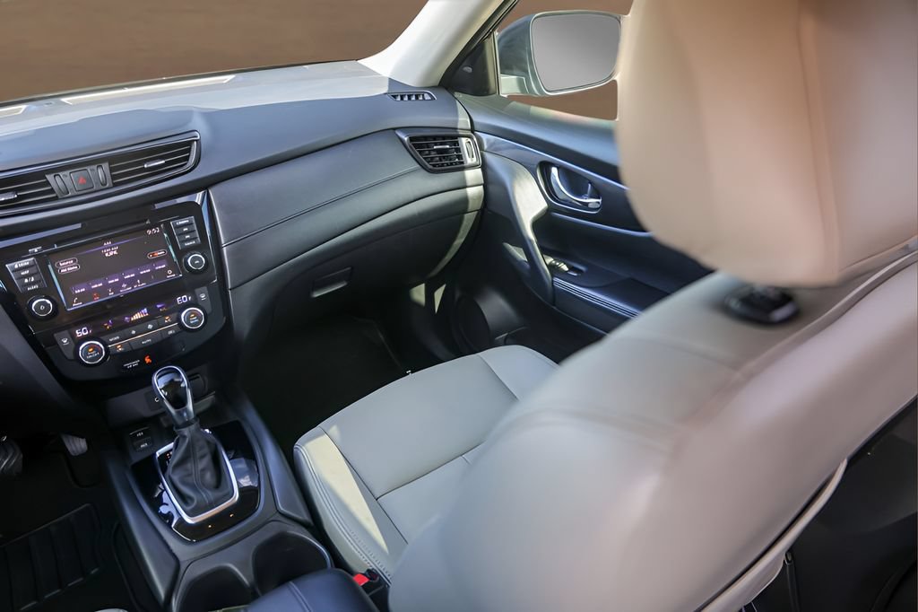 Used 2019 Nissan Rogue SV w/ Premium Package FWD image 27