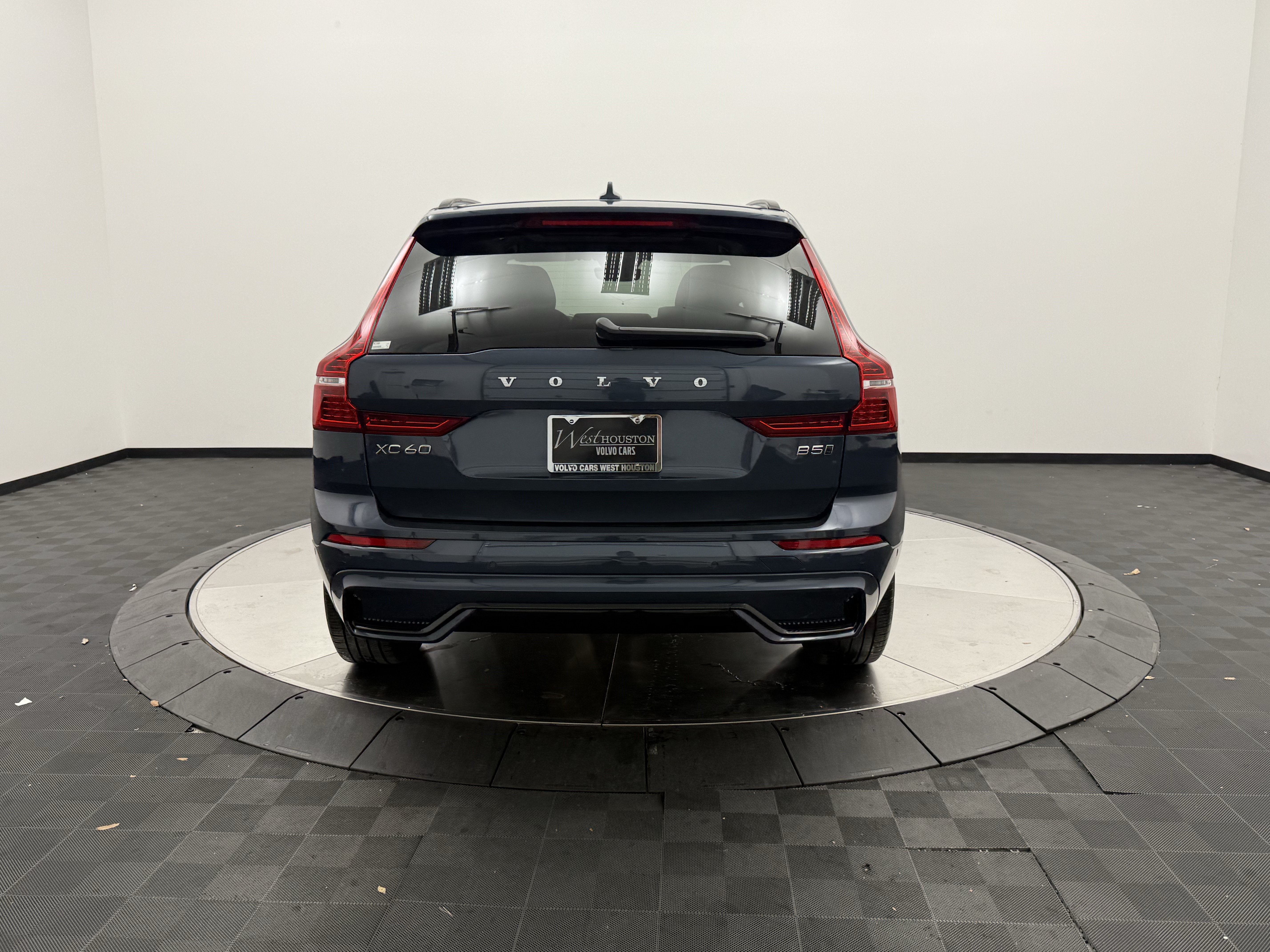 Certified 2024 Volvo XC60 B5 Plus AWD/4WD image 6