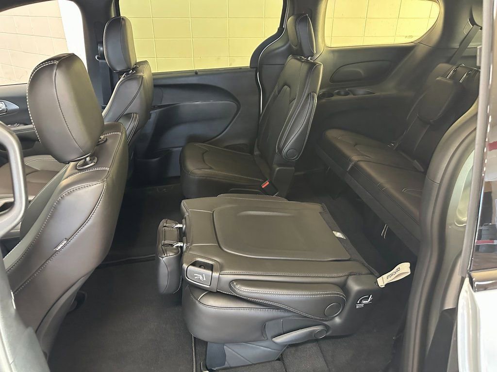 New 2026 Chrysler Pacifica Select w/ S Appearance Package image 38
