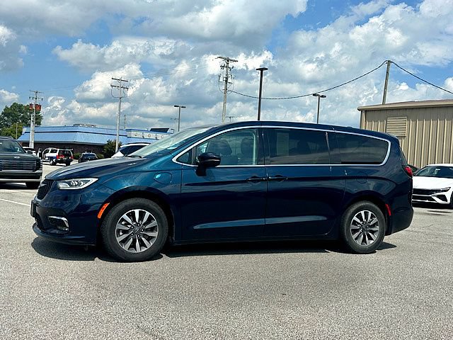 Used 2023 Chrysler Pacifica Touring-L FWD image 4
