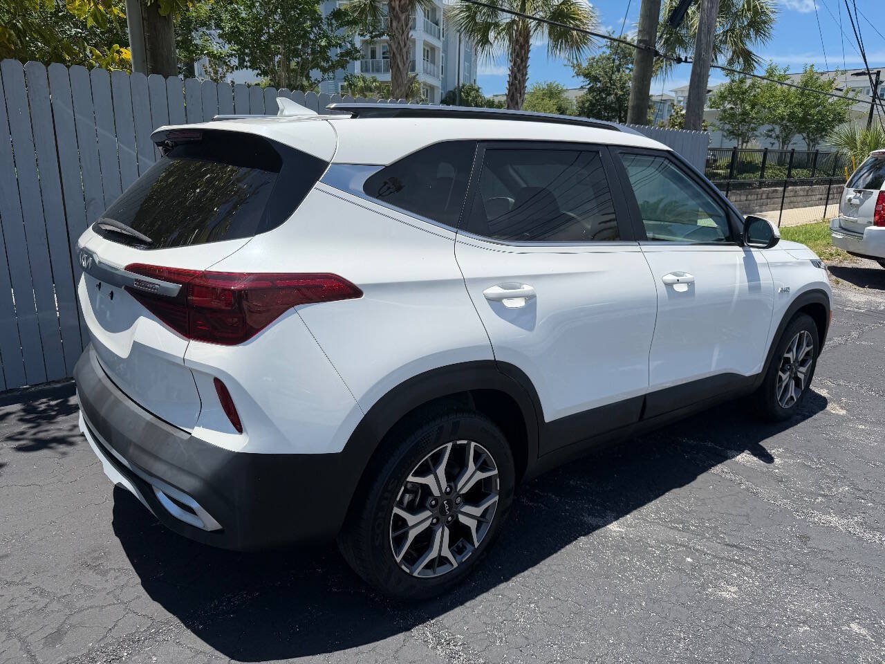 Used 2022 Kia Seltos EX AWD/4WD image 3