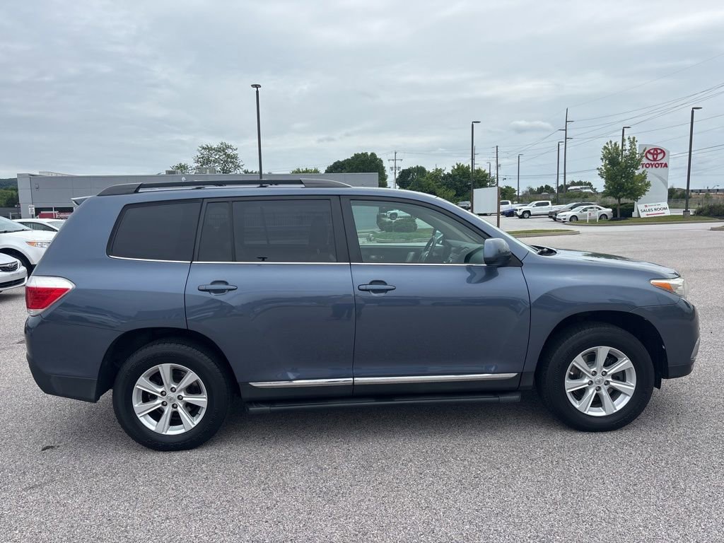Used 2011 Toyota Highlander SE w/ Tow Pkg AWD/4WD image 2
