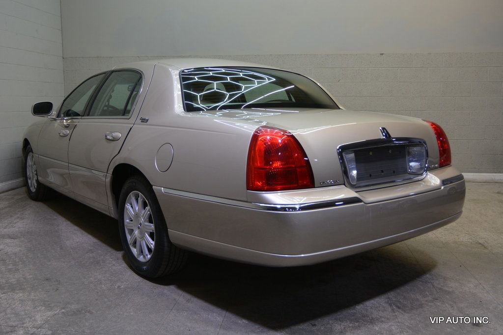 Used 2010 Lincoln Town Car Signature Limited image 3