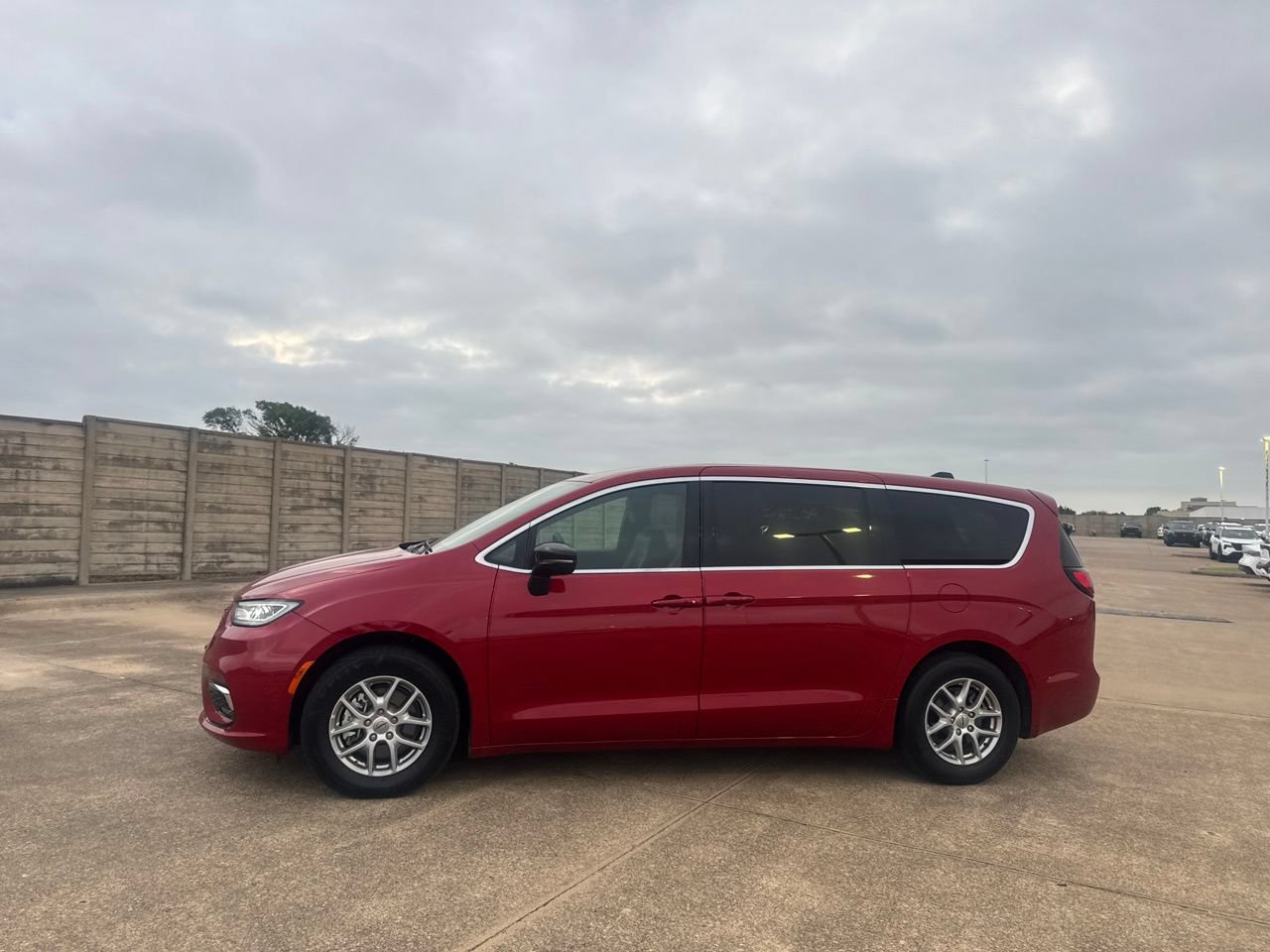 Used 2025 Chrysler Pacifica Select FWD image 11