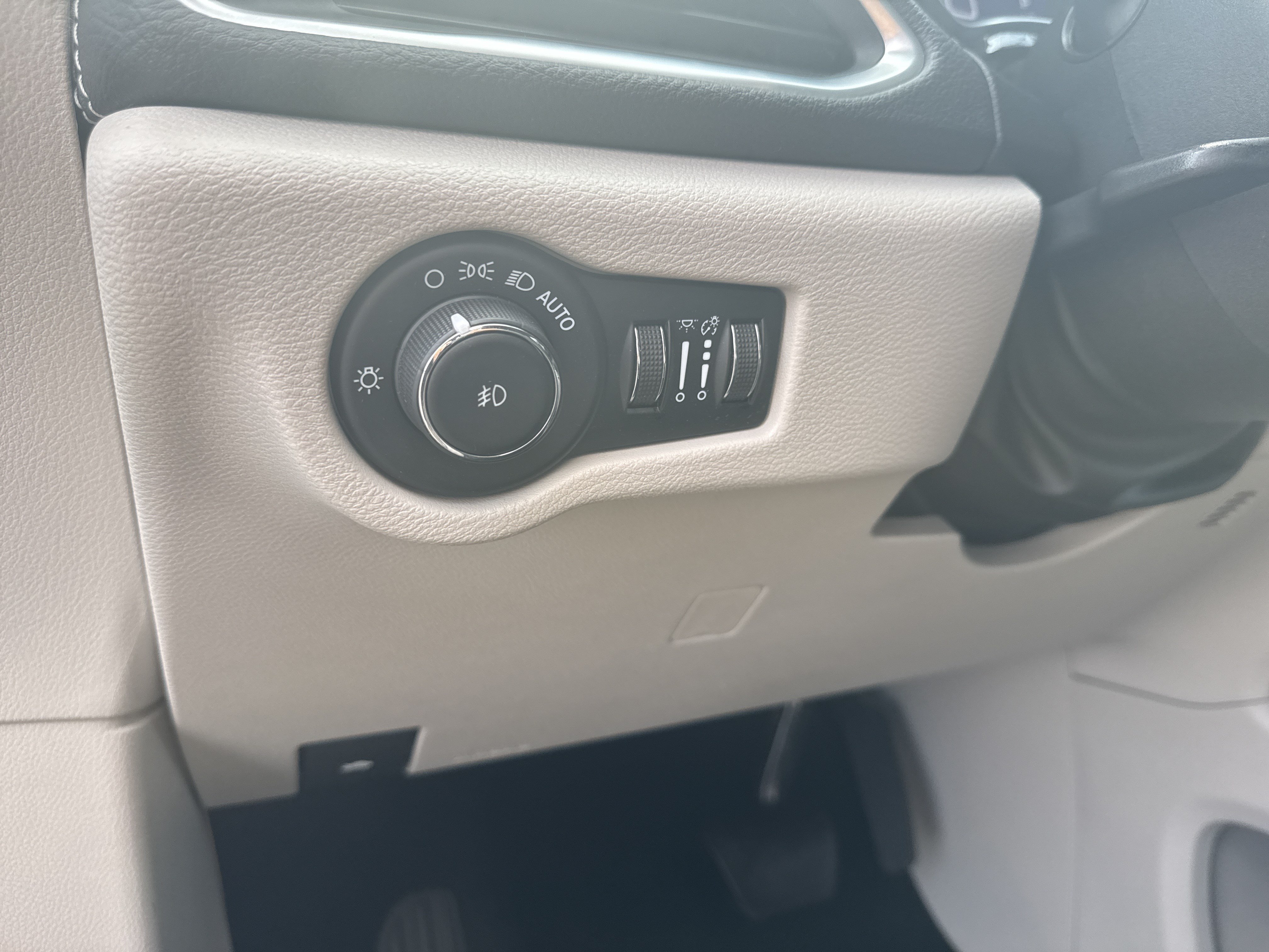 Used 2023 Chrysler Pacifica Limited FWD image 33