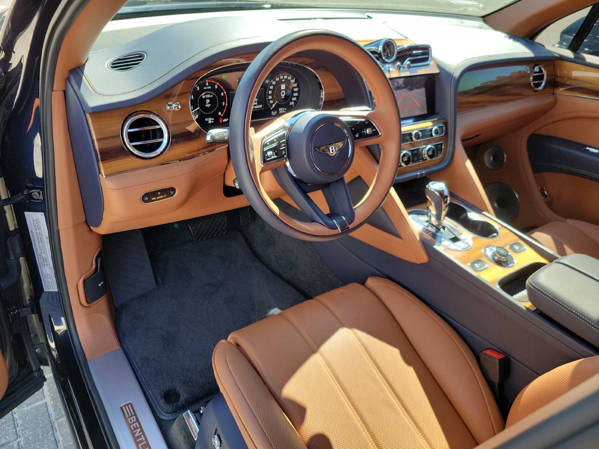 Certified 2025 Bentley Bentayga Extended Wheelbase AWD/4WD image 24