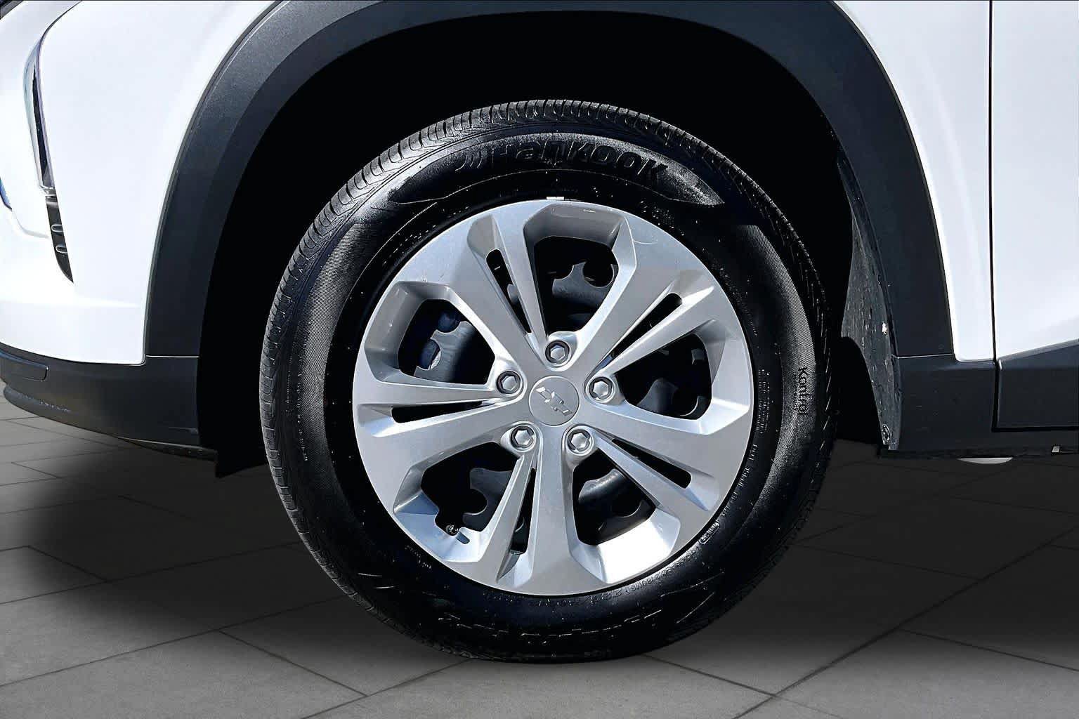 Used 2025 Chevrolet Trax LS FWD image 11