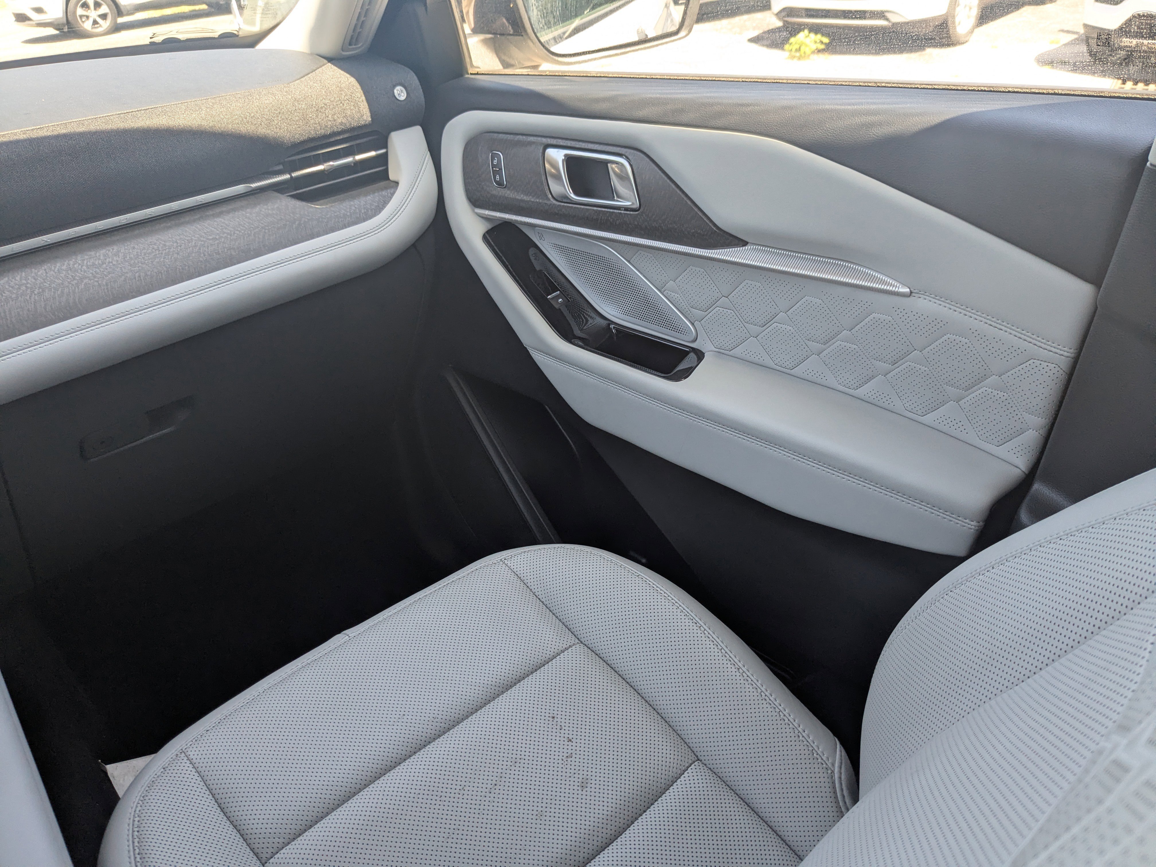 Used 2025 Ford Explorer Platinum w/ Ultimate Package AWD/4WD image 20