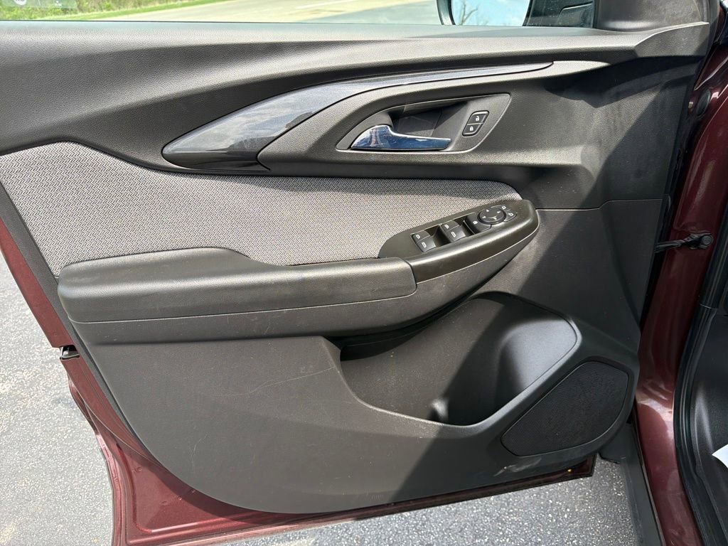 Used 2022 Chevrolet TrailBlazer LT w/ Convenience Package FWD image 12