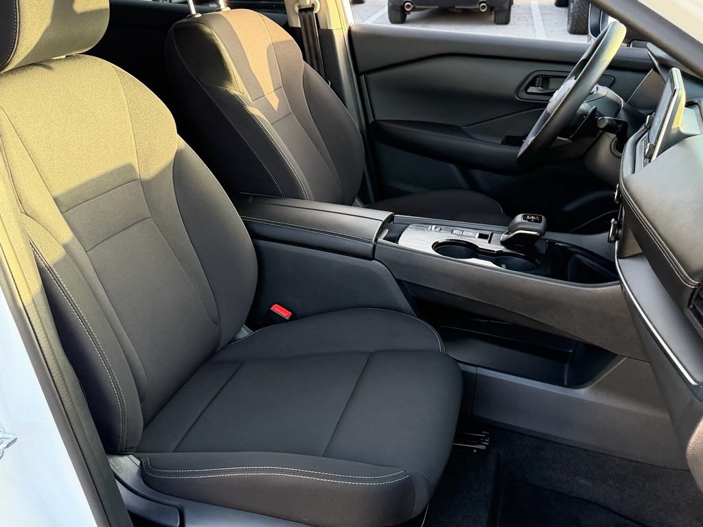 Used 2025 Nissan Rogue S FWD image 17