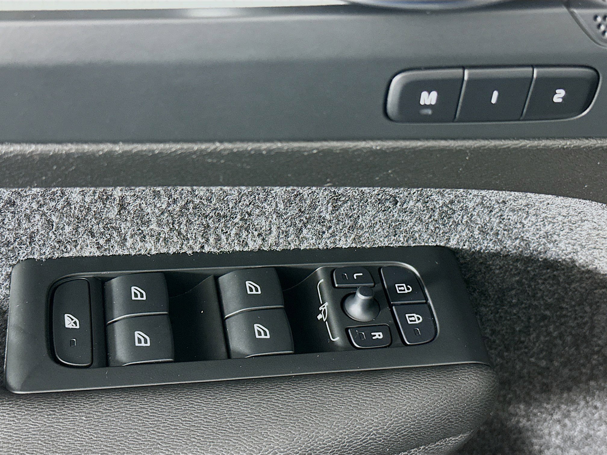 Used 2025 Volvo XC40 B5 Plus image 15