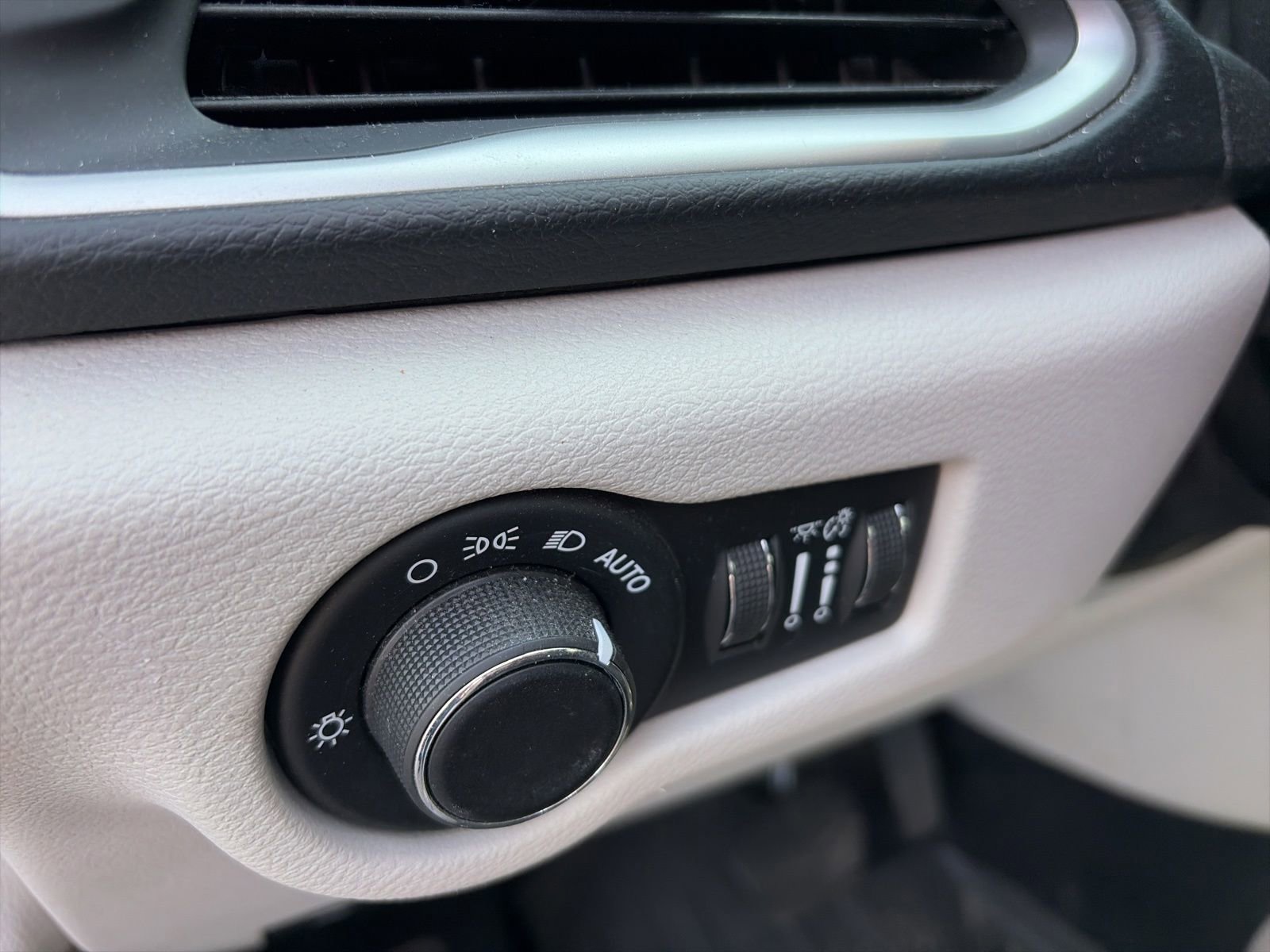 Used 2017 Chrysler Pacifica Touring FWD image 12