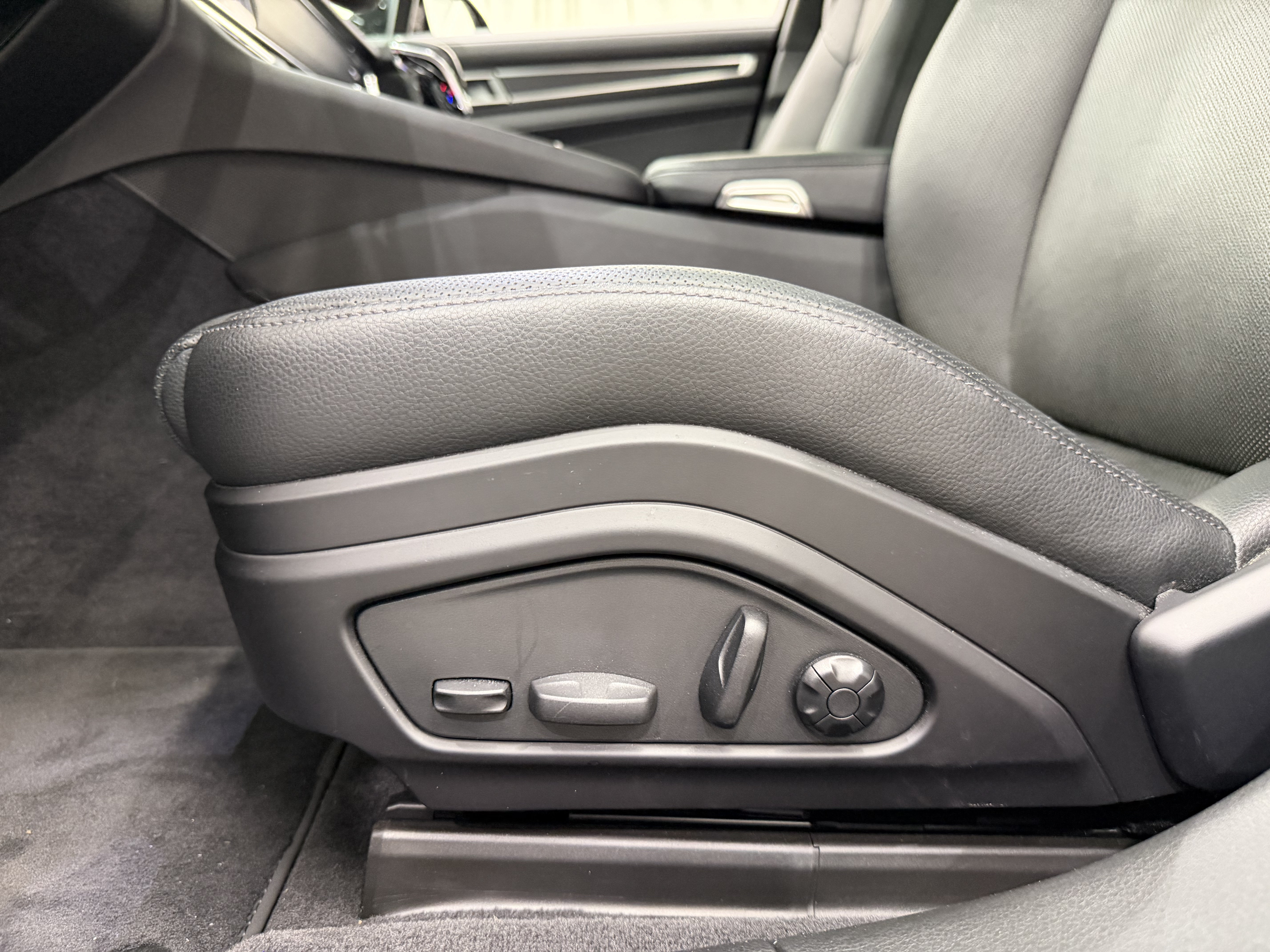 Certified 2023 Porsche Panamera 4 Platinum Edition AWD/4WD image 33