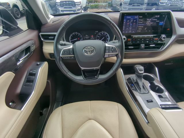 Used 2021 Toyota Highlander Platinum FWD image 19