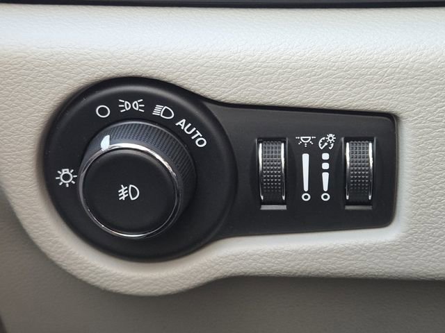 Used 2019 Chrysler Pacifica Touring-L Plus w/ Tire & Wheel Group image 8