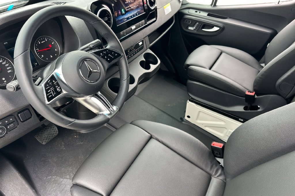 Used 2025 Mercedes-Benz Sprinter 2500 image 10