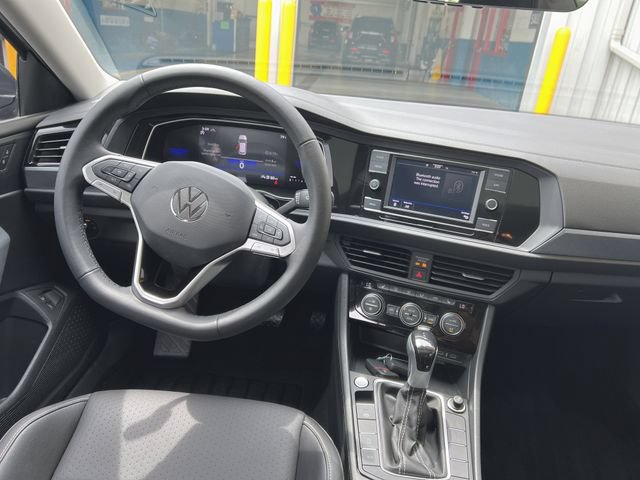 Used 2024 Volkswagen Jetta SE FWD image 12