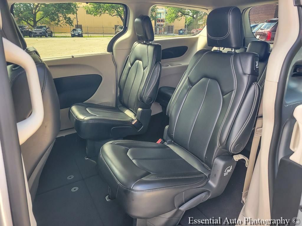 Certified 2023 Chrysler Pacifica Touring-L FWD image 17