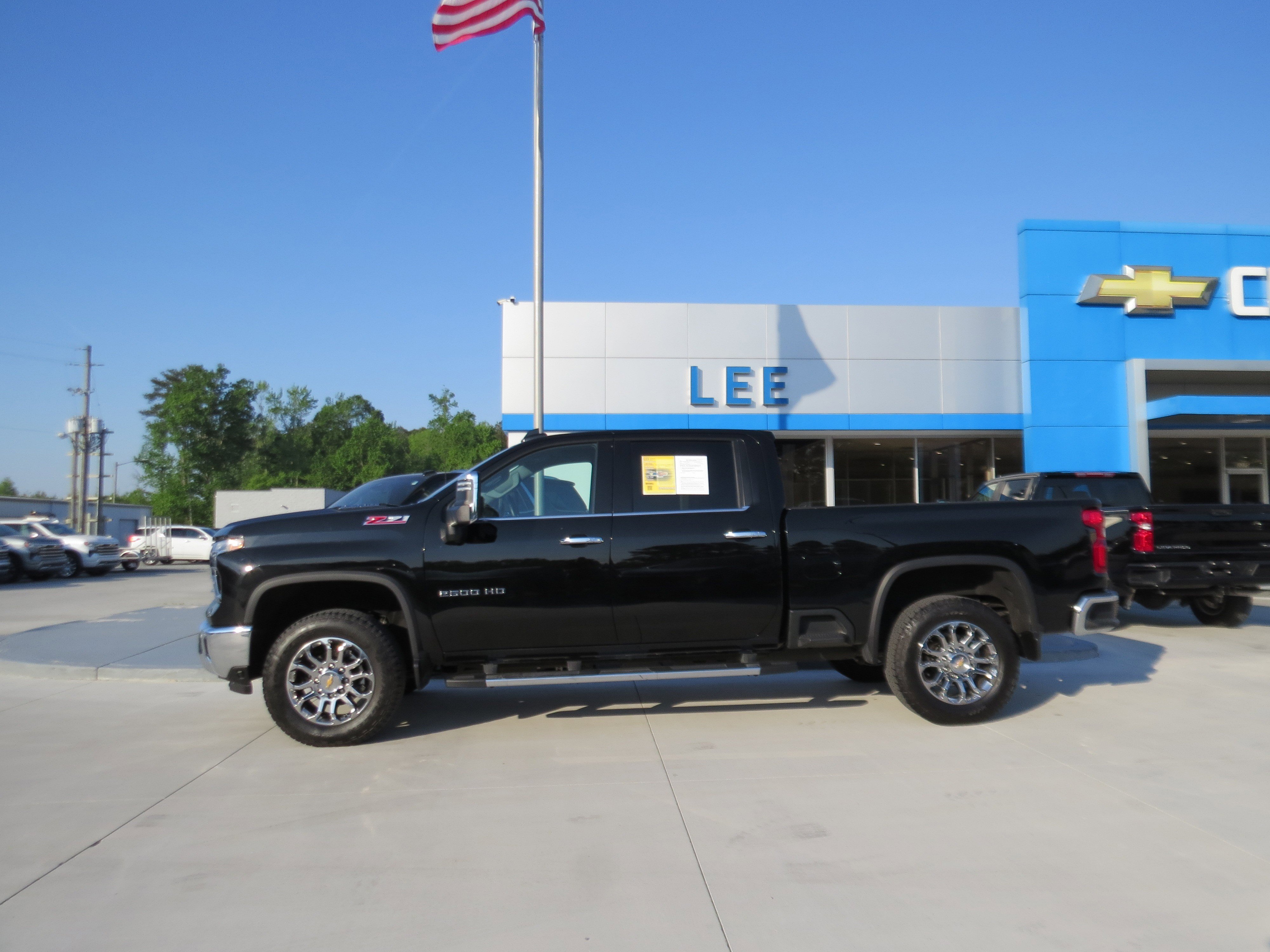 Used 2024 Chevrolet Silverado 2500 LTZ w/ LTZ Convenience Package AWD/4WD image 2