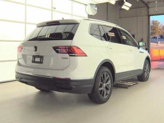 Used 2022 Volkswagen Tiguan SE w/ Panoramic Sunroof Package image 4