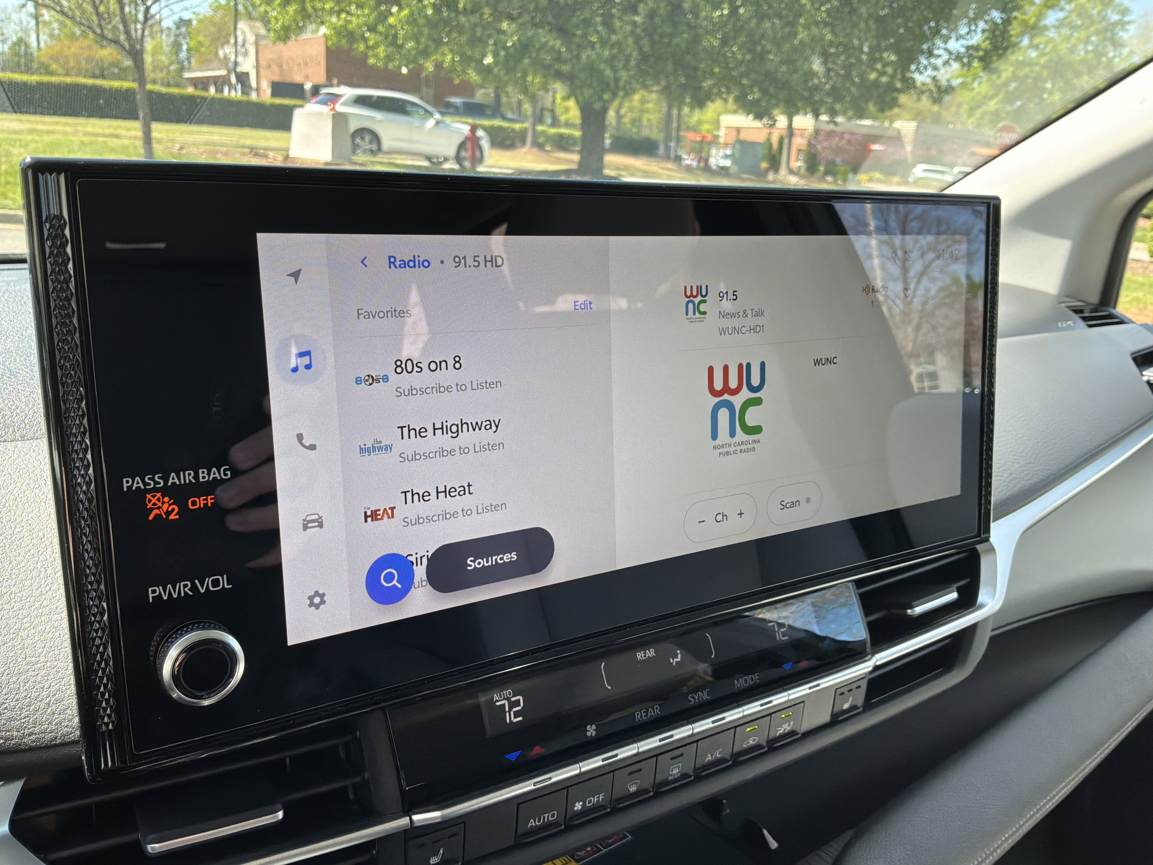 Used 2025 Toyota Sienna XLE image 22