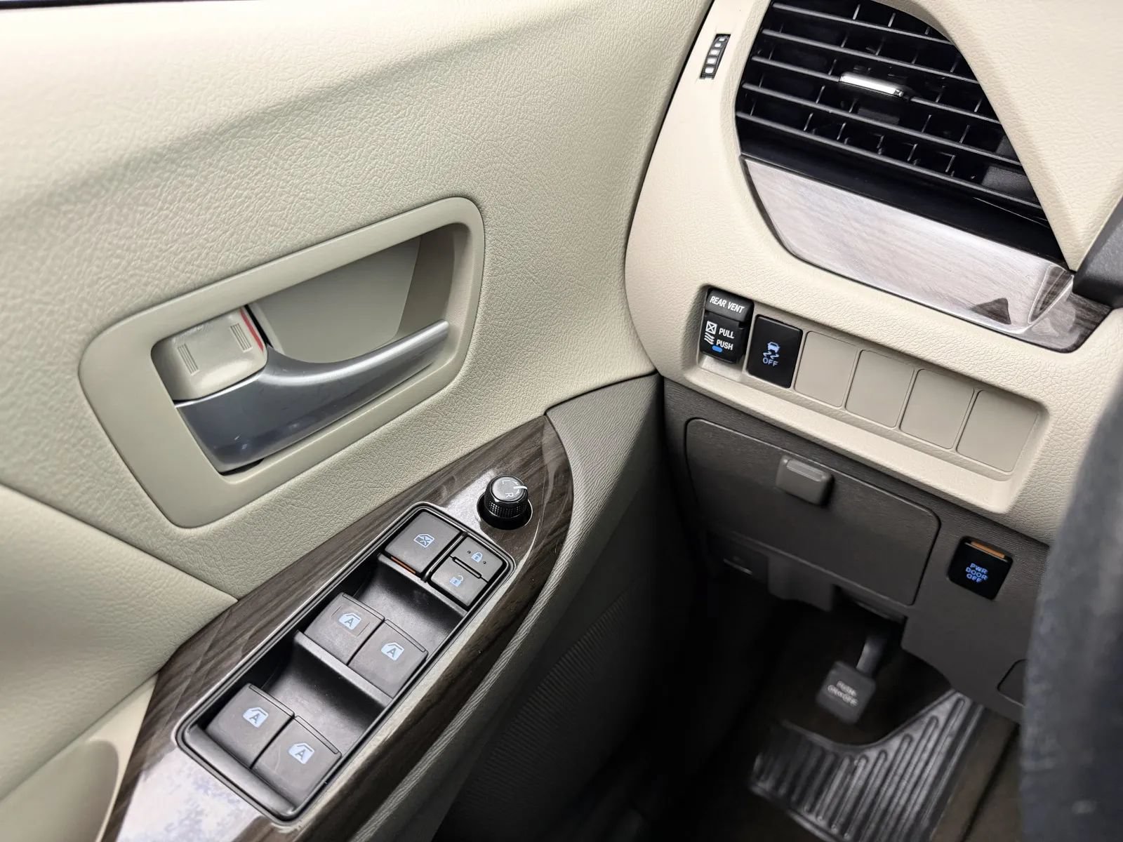 Used 2019 Toyota Sienna XLE FWD image 16