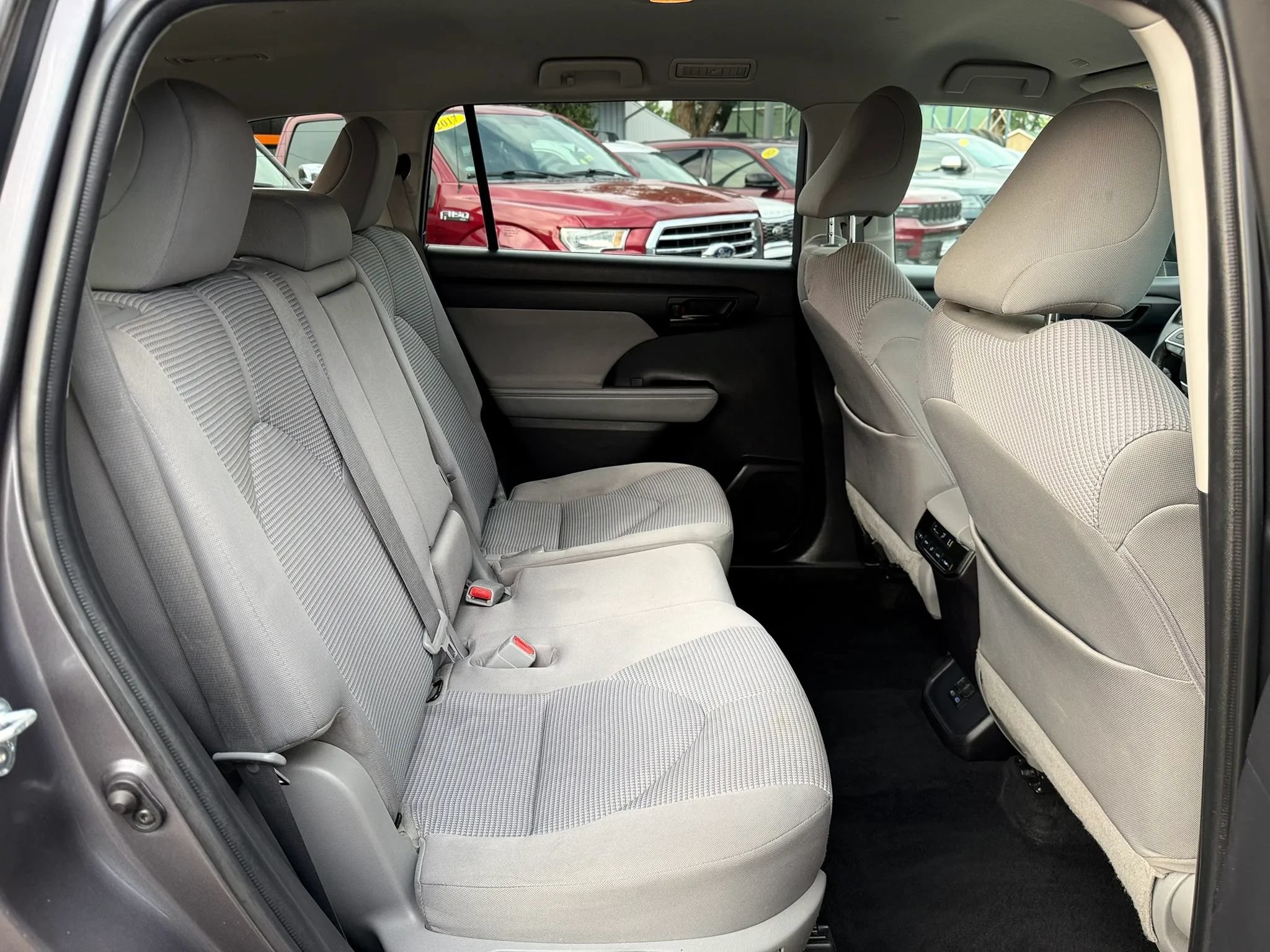 Used 2022 Toyota Highlander LE AWD/4WD image 19