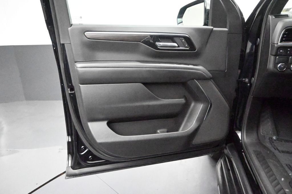 Used 2025 Chevrolet Suburban LS RWD image 11