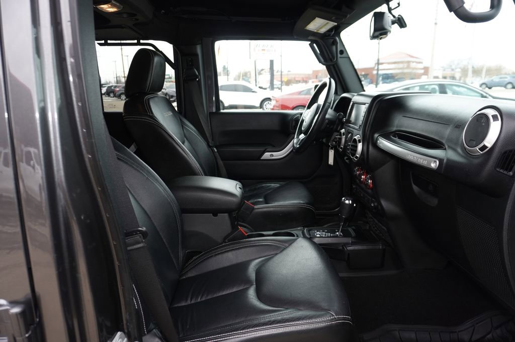 Used 2018 Jeep Wrangler Unlimited Sahara w/ Max Tow Package image 30