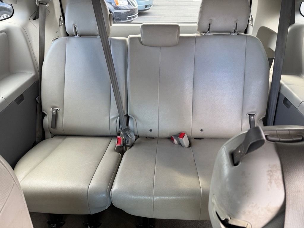 Used 2012 Toyota Sienna LE image 12