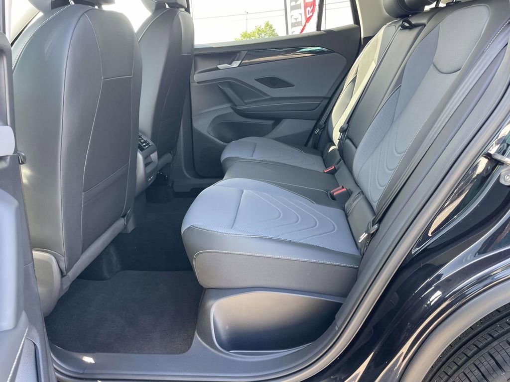 Certified 2025 Volkswagen Tiguan SE FWD image 10