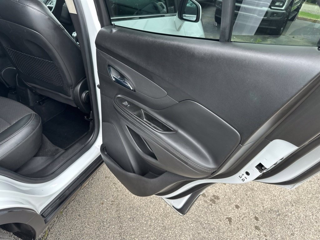 Used 2021 Buick Encore Preferred AWD/4WD image 24