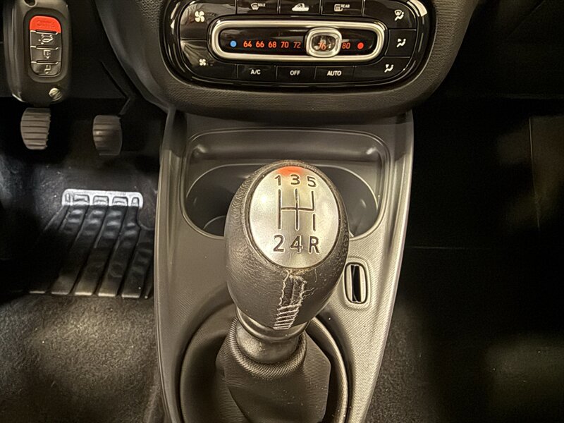Used 2016 smart fortwo pure RWD image 24